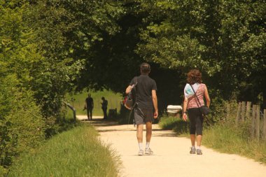 İnsanlar kırsalda yürüyüş yapıyor.