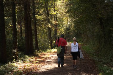 İnsanlar kırsalda yürüyüş yapıyor.
