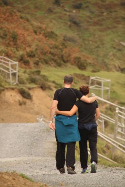 İnsanlar kırsalda yürüyüş yapıyor.