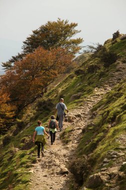 İnsanlar kırsalda yürüyüş yapıyor.