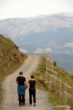 İnsanlar kırsalda yürüyüş yapıyor.