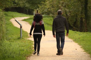 İnsanlar kırsalda yürüyüş yapıyor.