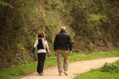 İnsanlar kırsalda yürüyüş yapıyor.