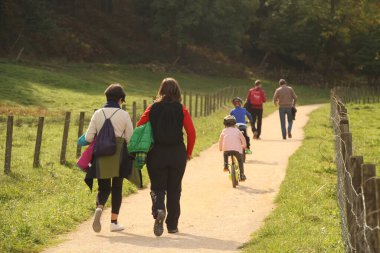 İnsanlar kırsalda yürüyüş yapıyor.