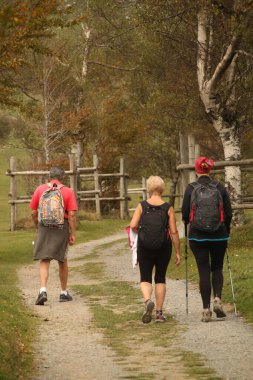 İnsanlar kırsalda yürüyüş yapıyor.