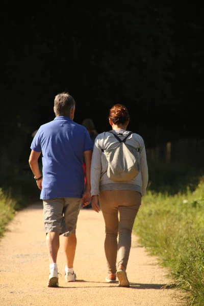 People Hiking Countryside — Stock Photo, Image