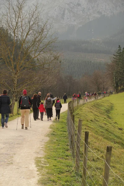 İnsanlar kırsalda yürüyüş yapıyor.