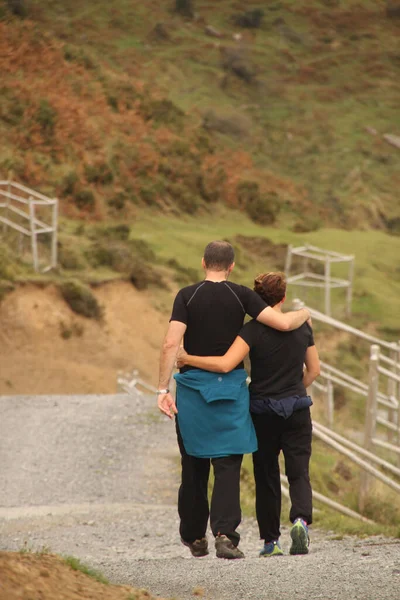 İnsanlar kırsalda yürüyüş yapıyor.