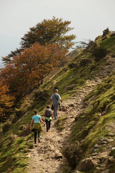 İnsanlar kırsalda yürüyüş yapıyor.