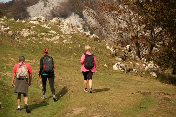 İnsanlar kırsalda yürüyüş yapıyor.