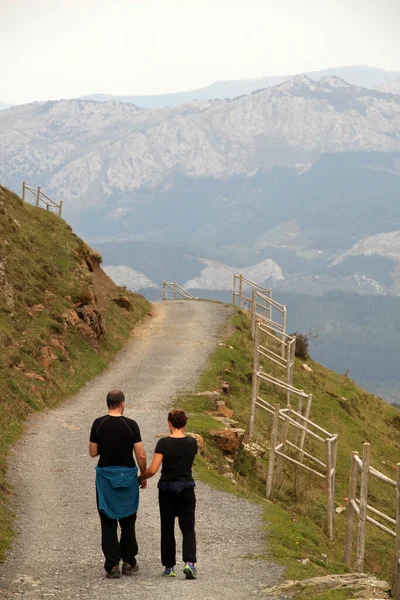 İnsanlar kırsalda yürüyüş yapıyor.