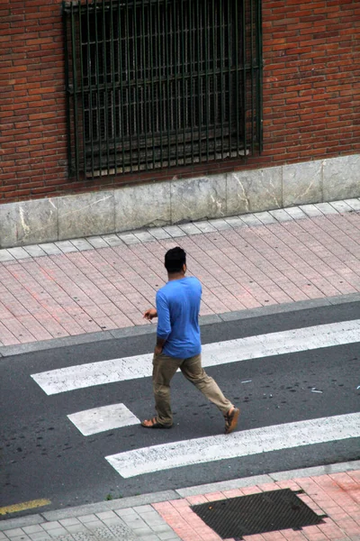 通りを歩いていると — ストック写真