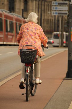 Bir yaz gününde bisiklet sürmek