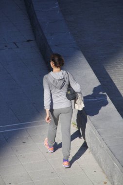 Sokakta yürüyen kadın