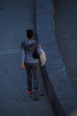 Sokakta yürüyen kadın
