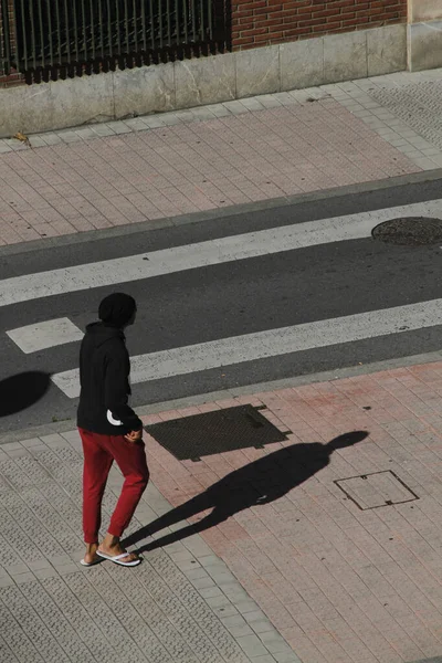 Mujer Caminando Calle — Foto de Stock