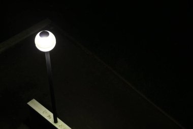 Şehir ortamında fener.