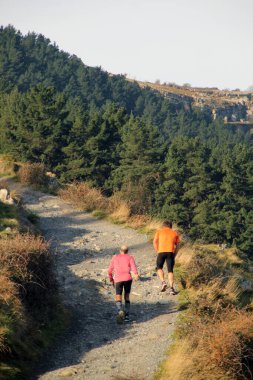 Dışarıda koşuyor.