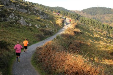 Dışarıda koşuyor.