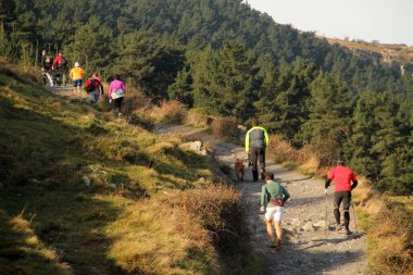 Dışarıda koşuyor.