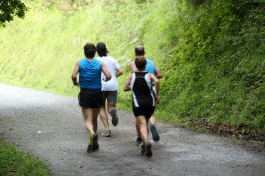 Dışarıda koşuyor.