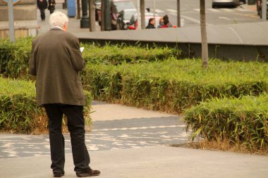 Sokakta yürüyen yaşlı insanlar.