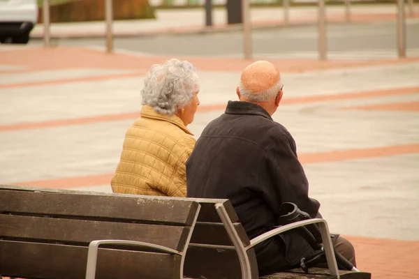 Åldrande Människor Som Går Gatan — Stockfoto