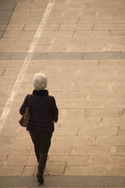 Ältere Menschen Die Auf Der Straße Gehen — Stockfoto