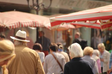 Sokakta yürüyen yaşlı insanlar.