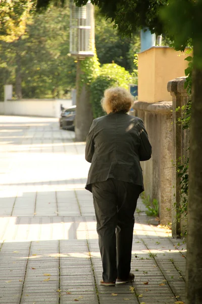 Starzejący Się Ludzie Spacerujący Ulicy — Zdjęcie stockowe