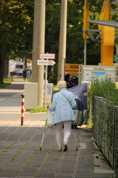 Envelhecimento Pessoas Andando Rua — Fotografia de Stock