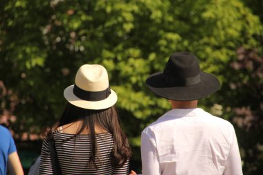 Sokakta yürüyen bir çift