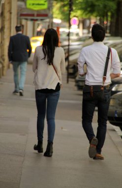 Sokakta yürüyen bir çift