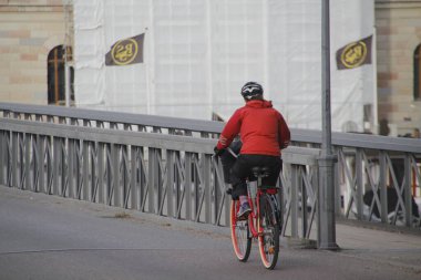 Kentsel bir ortamda bisiklet sürmek