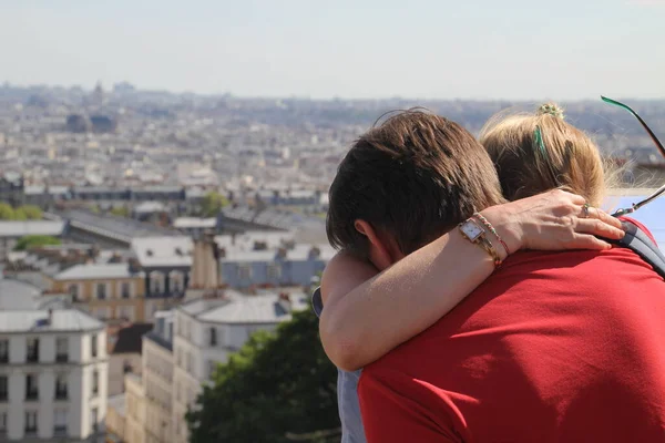 Couple Marchant Dans Rue — Photo