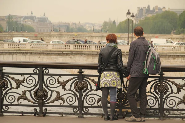 Couple Marchant Dans Rue — Photo