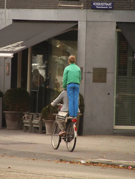 Andar Bicicleta Num Ambiente Urbano — Fotografia de Stock