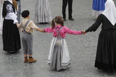 Bir sokak festivalinde Portekizce dans