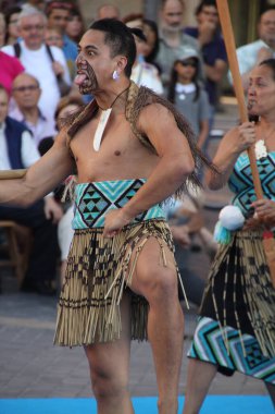 Okyanusyalı dansçılar bir sokak festivalinde