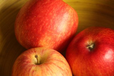 Tepside kırmızı elmalar