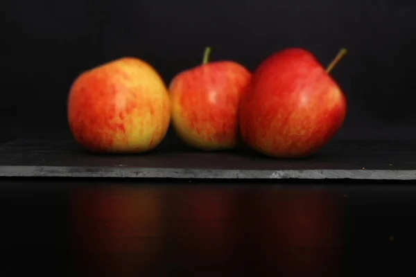 Červená Jablka Podnose — Stock fotografie