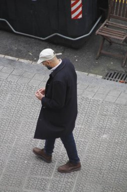 Sokakta yürüyen insanlar