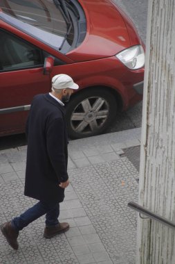 Sokakta yürüyen insanlar