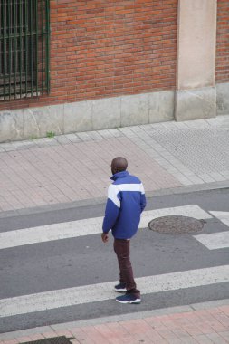 Sokakta yürüyen insanlar