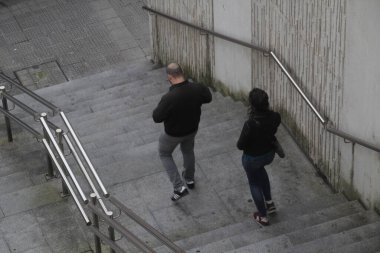 Sokakta yürüyen insanlar