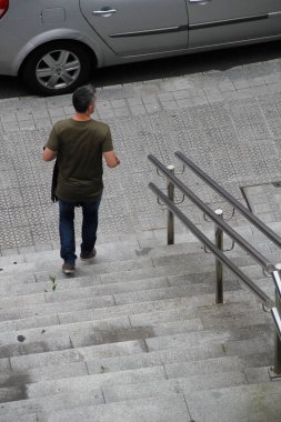 Sokakta yürüyen insanlar