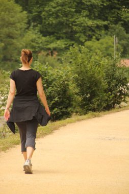 Kırsalda yürüyüş yapmak.