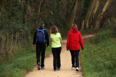 Kırsalda yürüyüş yapmak.