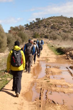 Kırsalda yürüyüş yapmak.