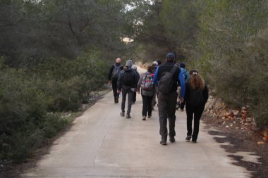 Kırsalda yürüyüş yapmak.